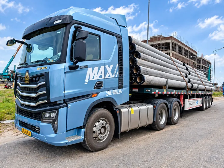 Xe sơ mi rơ moóc vận chuyển cọc bê tông ly tâm đến công trường