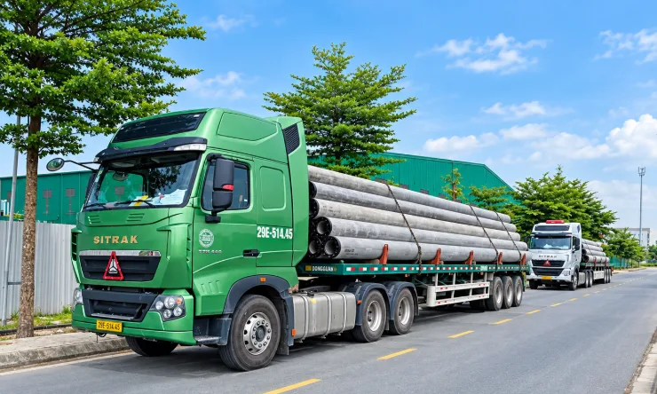 Đoàn xe đầu kéo vận chuyển cọc bê tông ly tâm